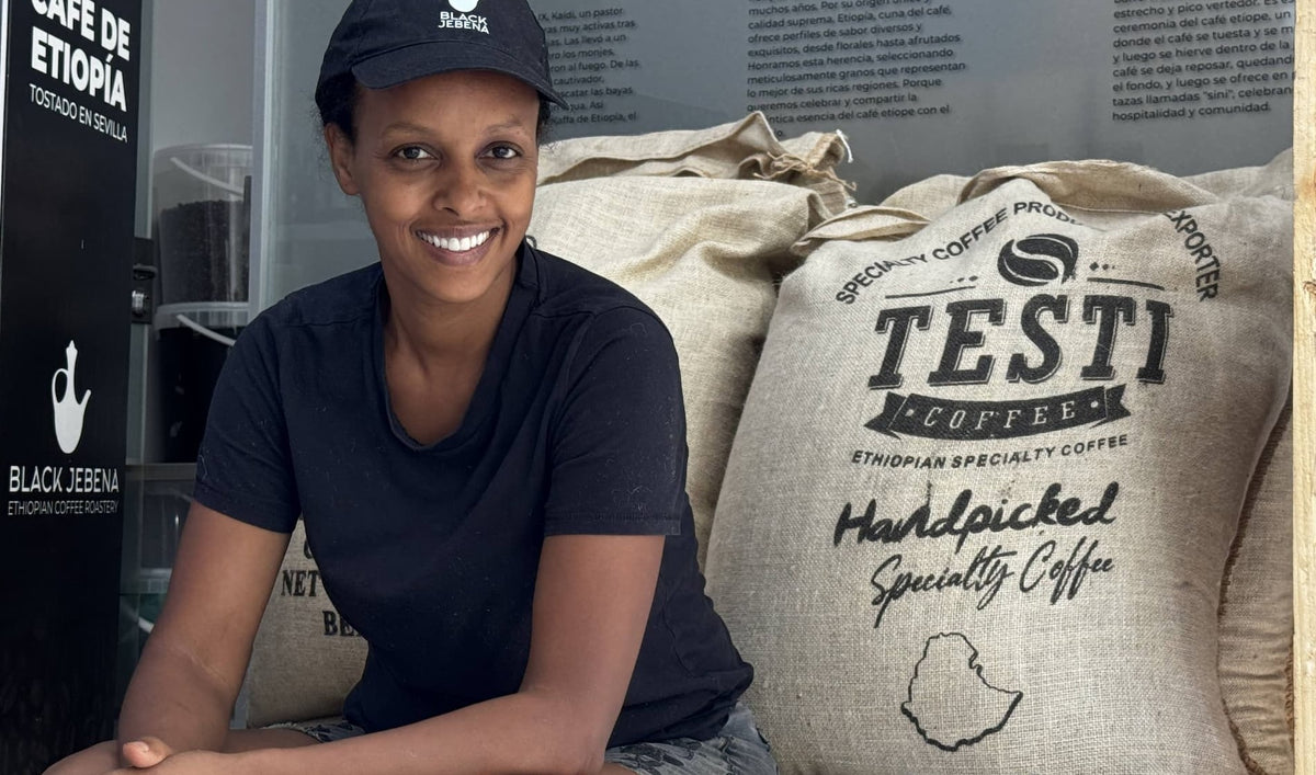Abezash Tamerat tostando café etíope en Black Jebena, Sevilla
