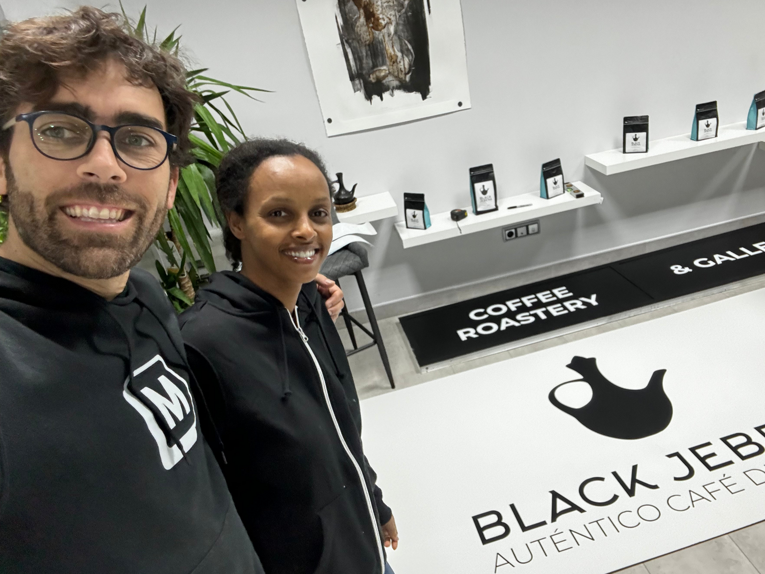 Los fundadores de Black Jebena, Abezash y Gonzalo, posando poco antes de inaugurar el negocio.